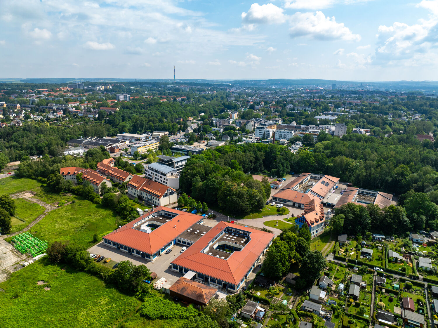 Luftaufnahme BTZ Chemnitz Das Bild zeigt eine Luftbildaufnahme des Bildungs- und Technologiezentrums Chemnitz. Auf dem Bild sind die Metallhalle, die Bauhalle, das Nahrungsmittelgebäude, das Theoriegebäude, das Internat und die Straßen- und Tiefbauhalle erkennbar. In diesen Ausbildungshallen findet die Ausbildung in 36 verschiedenen Gewerken statt. Die Handwerkskammer verfügt über zwei Bildungs- und Technologiezentren, neben Chemnitz befindet sich ein weiterer Standort in Plauen.
