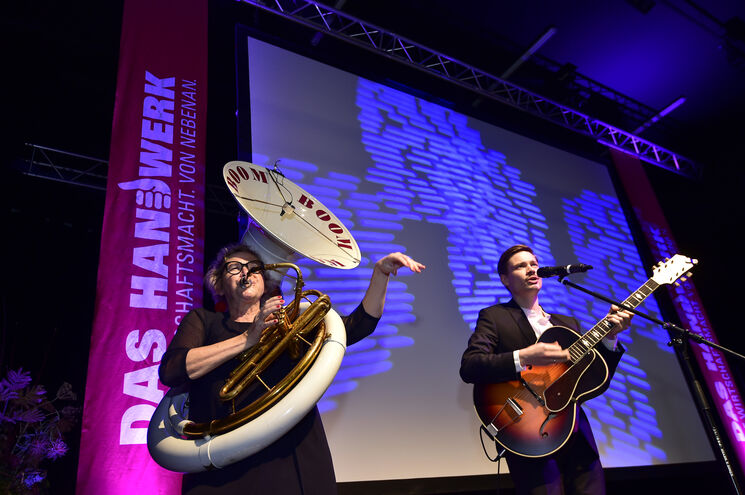 Zwei Musiker auf der Bühne. 