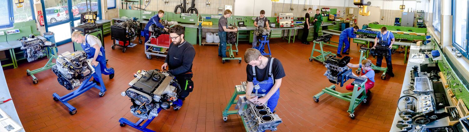 Das Bild zeigt die Motorenwerkstatt des Fachbereichs Kfz in Chemnitz.