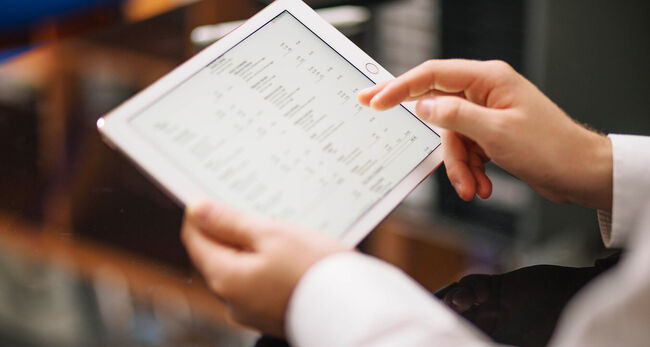 Frau an Tablet - arbeitet mit Software