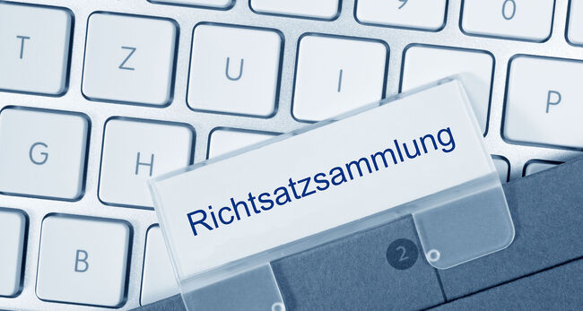 Tastatur und Aktenbeschriftung mit Richtsatzsammung