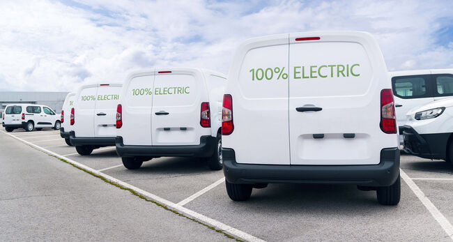 Parkplatz mit weißen Elektro Transportern