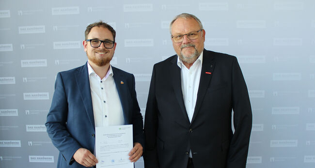 Neuer Sachverständiger und Präsident bei Urkundenübergabe