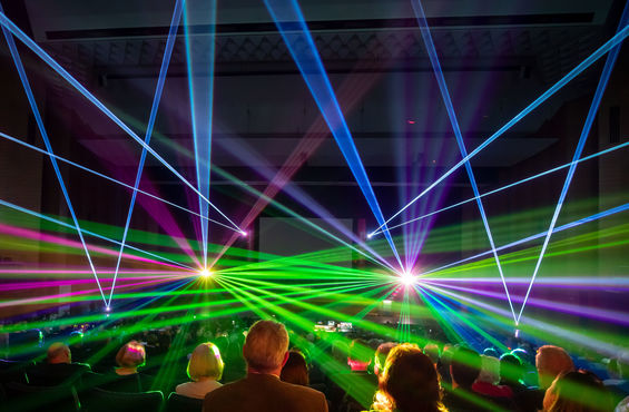 Bunte Lasershow vor Publikum.