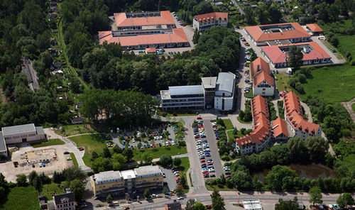 Luftbildaufnahme vom Geländer der Handwerkskammer Chemnitz. Das Bild zeigt auch die Ausbildungshallen.