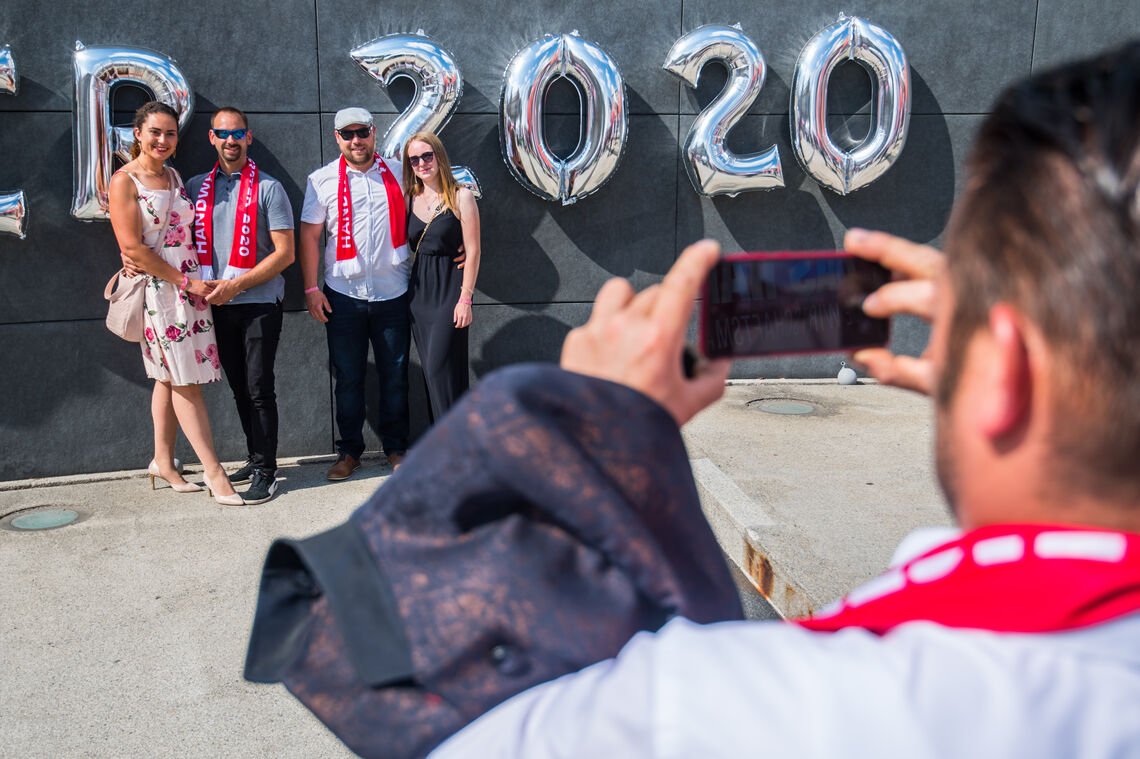 Meister beim Fotografieren vor Meisterballons