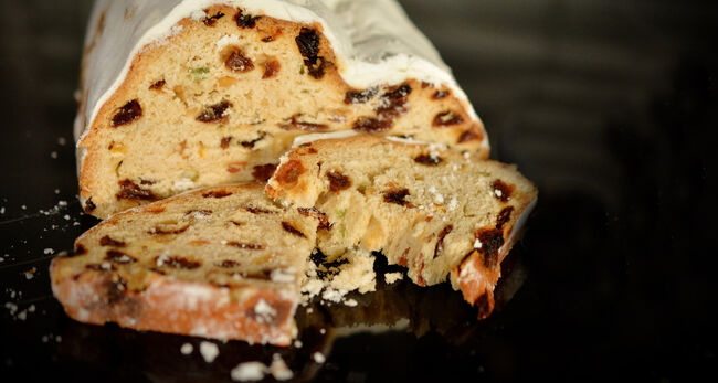 Christstollen vor schwarzem Hintergrund