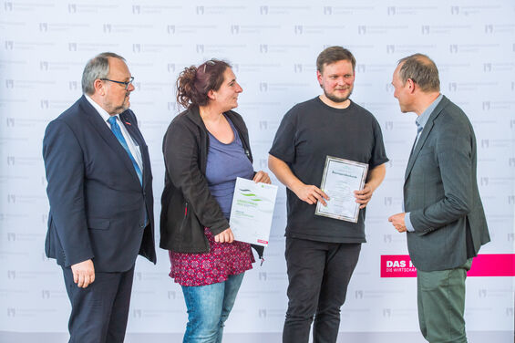 Holzkombinat mit Wagner und Wolfram Günther Umweltpreis 2022