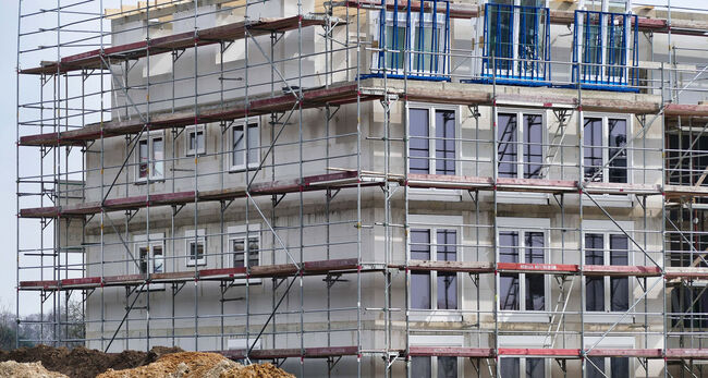 Wohnhaus im Bau mit Gerüst