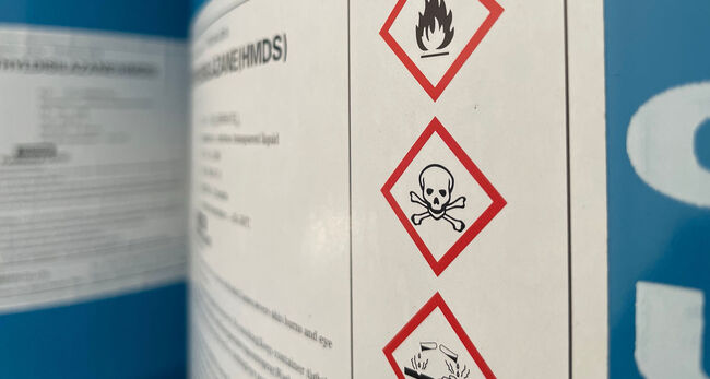 Warnhinweise auf Industriebehälter