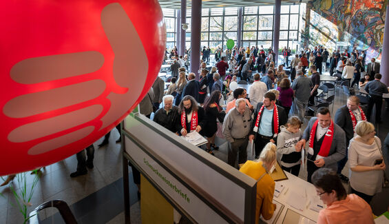 Blick ins gefüllte Foyer der Stadthalle.