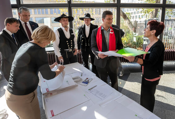 Junge Meister bekommen ihren Meisterbrief überreicht.