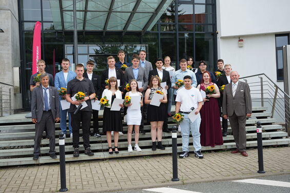 Gruppenbild vor dem Gebäude der Handwerkskammer