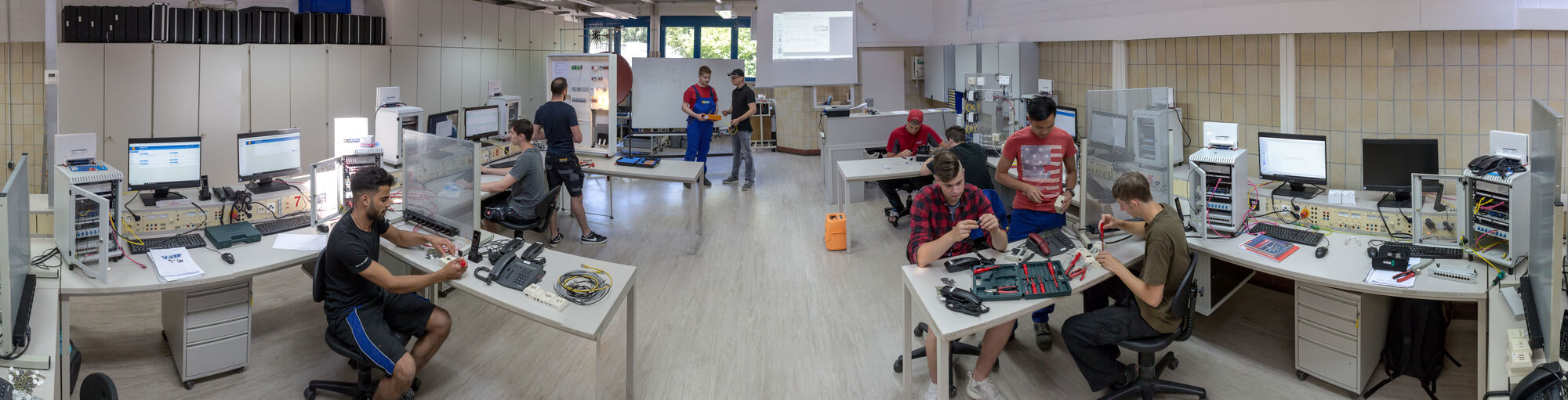 Eine Panoramaaufnahme der Elektronikwerkstatt des Berufs- und Bildungszentrums der HWK Chemnitz