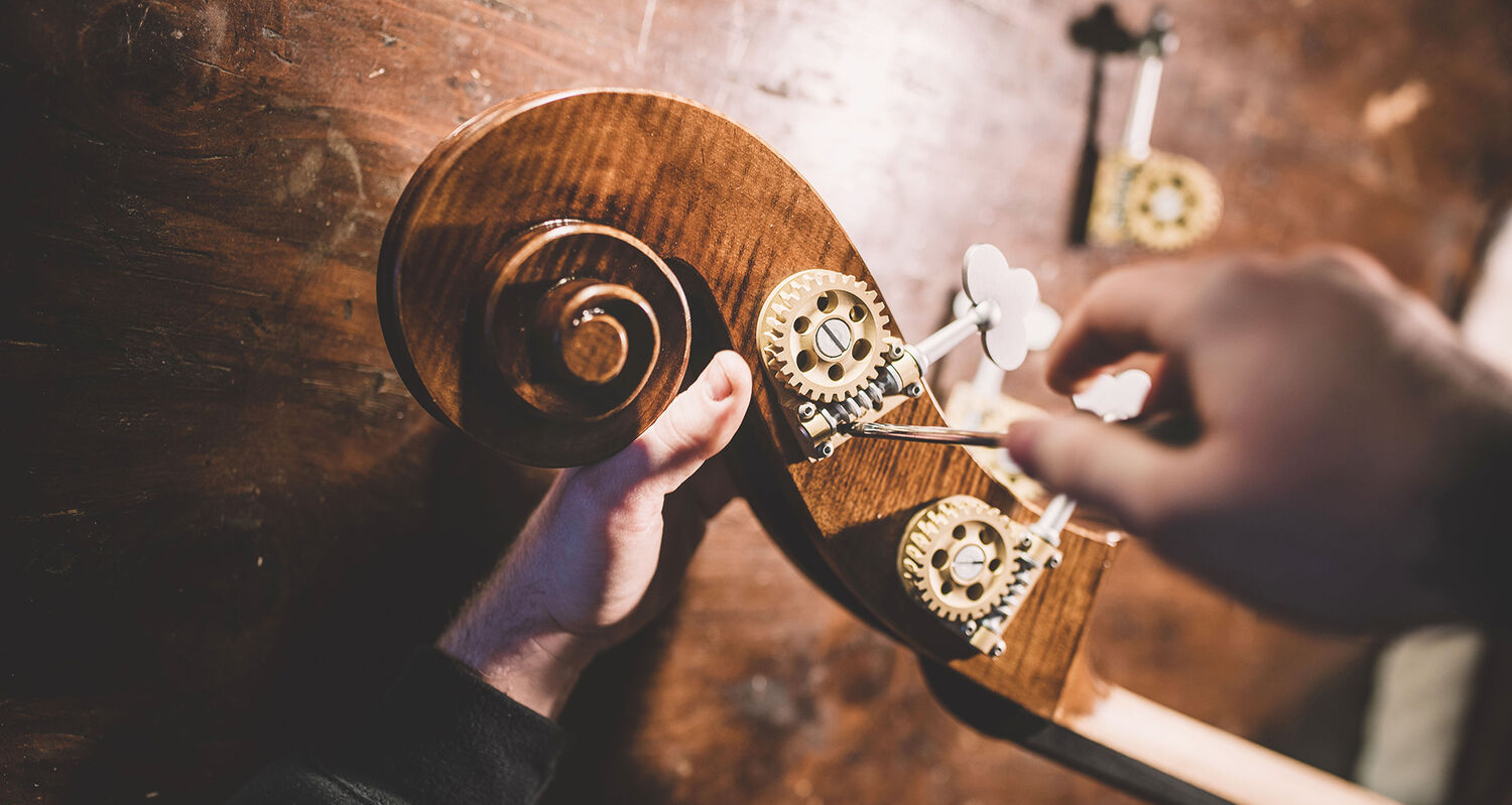Musikinstrumentenbauer Ob Bogenmacher, Handzug- oder Zupfinstrumentenmacher: eine Ausbildung zum Meister erfordert im Musikinstrumentenbau möglichst viel praktische Erfahrung.