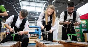 Drei Dachdecker in Zunftkleidung - Schauwerkstatt Messe