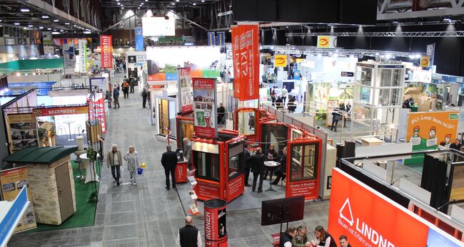 Draufsicht große Messehalle mit Ausstellern und Besuchern