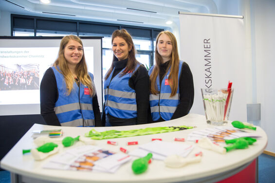 Die drei Auszubildenden der Handwerkskammer an ihrem Infostand