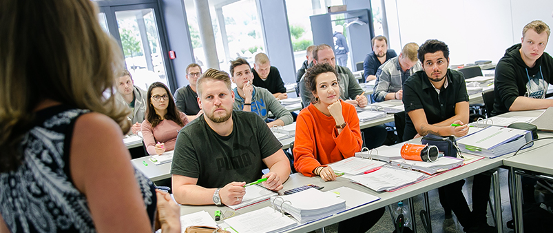 Eine Dozentin unterrichtet im Klassenraum für die Kursteilnehmer betriebswirtschaftliches Wissen und Pädagogik im Rahmen der Meisterausbildung.