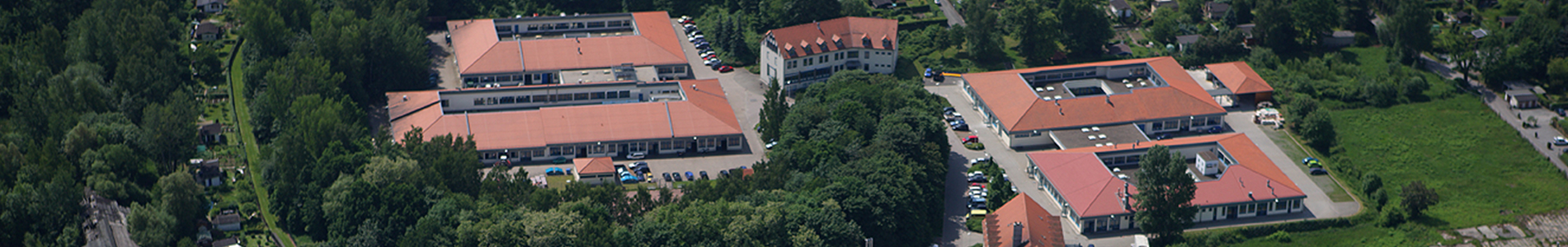 Das Bild zeigt eine Luftbildaufnahme von Teilen des Bildungs- und Technologiezentrums Chemnitz. Auf dem Bild sind die Metallhalle, die Bauhalle, das Nahrungsmittelgebäude und Teile des Theoriegebäudes erkennbar. In diesen Ausbildungshallen findet die Ausbildung in 36 verschiedenen Gewerken statt. Die Handwerkskammer verfügt über zwei Bildungs- und Technologiezentren, neben Chemnitz befindet sich ein weiterer Standort in Plauen.