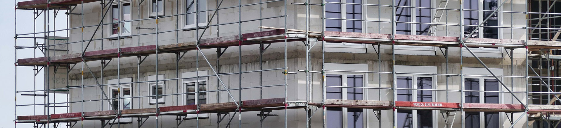 Wohnhaus im Bau mit Gerüst