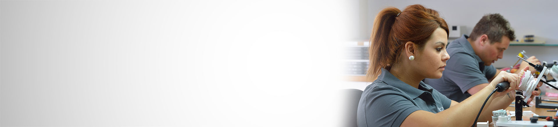 Frau und Mann, die Zahnprothesen herstellen