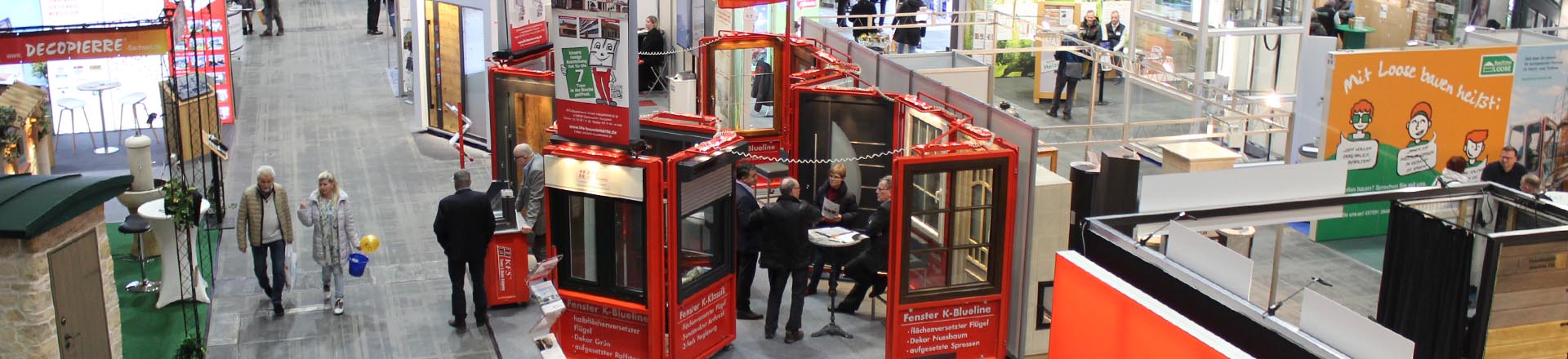 Draufsicht große Messehalle mit Ausstellern und Besuchern