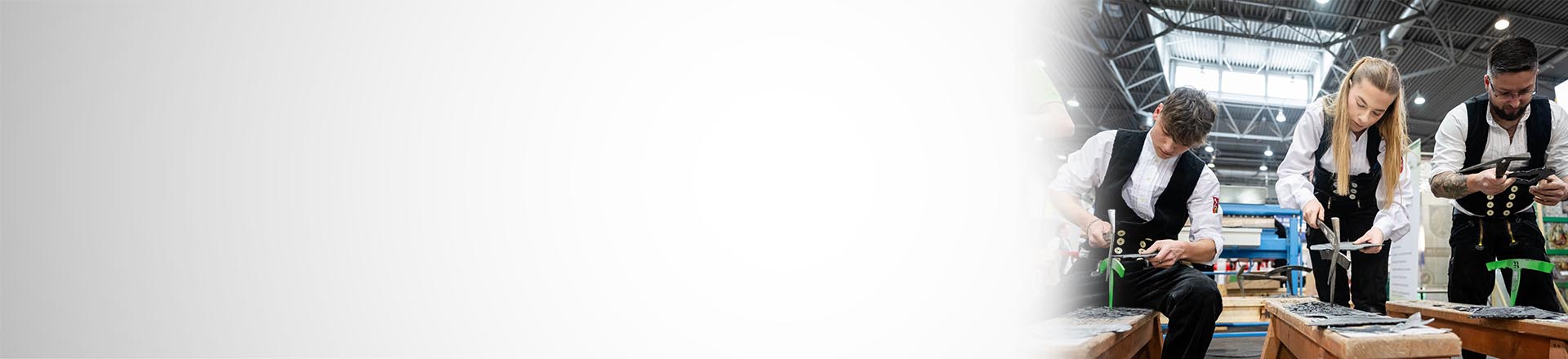 Drei Dachdecker in Zunftkleidung - Schauwerkstatt Messe