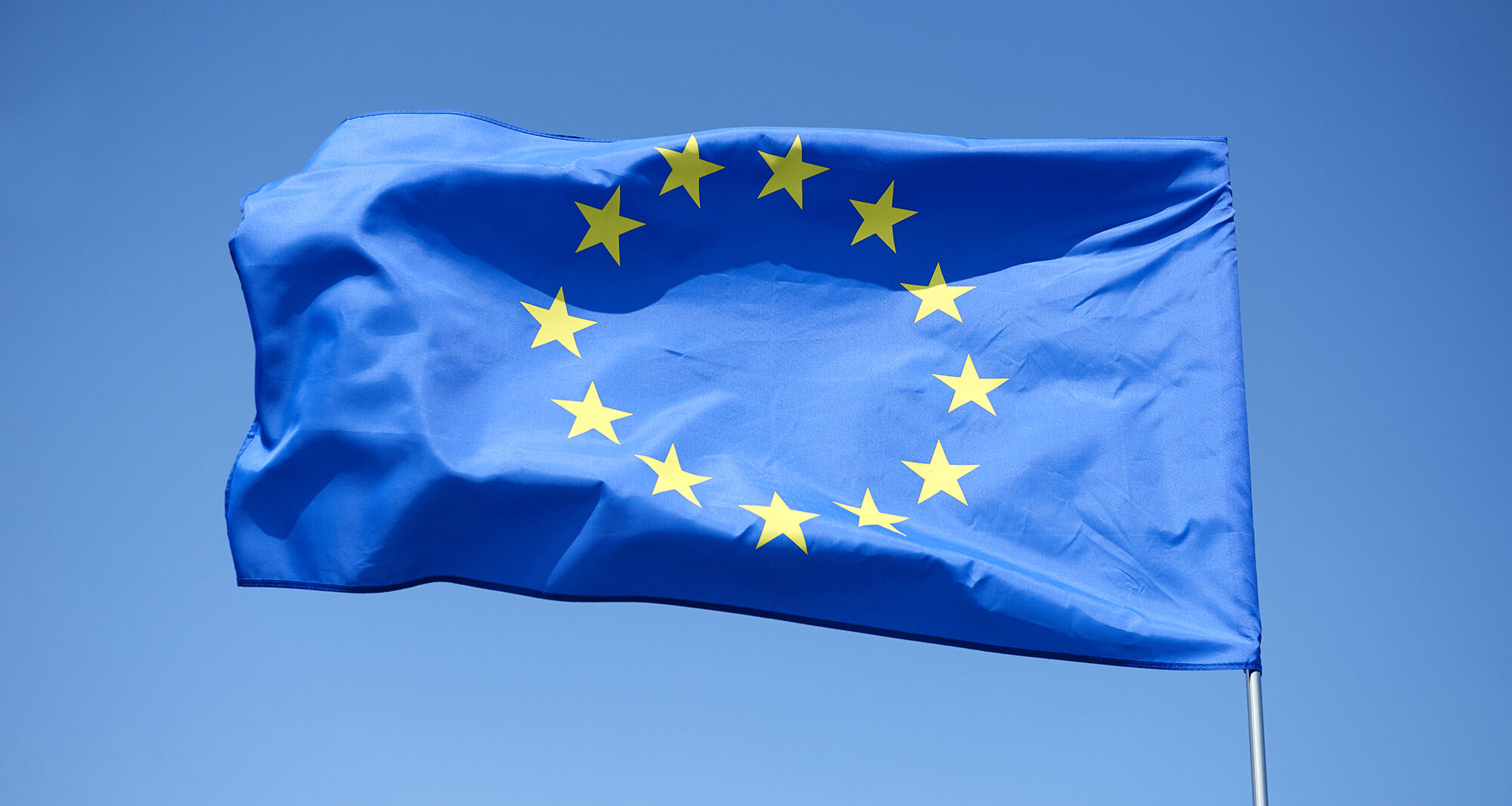 Europaflagge vor blauem Himmel