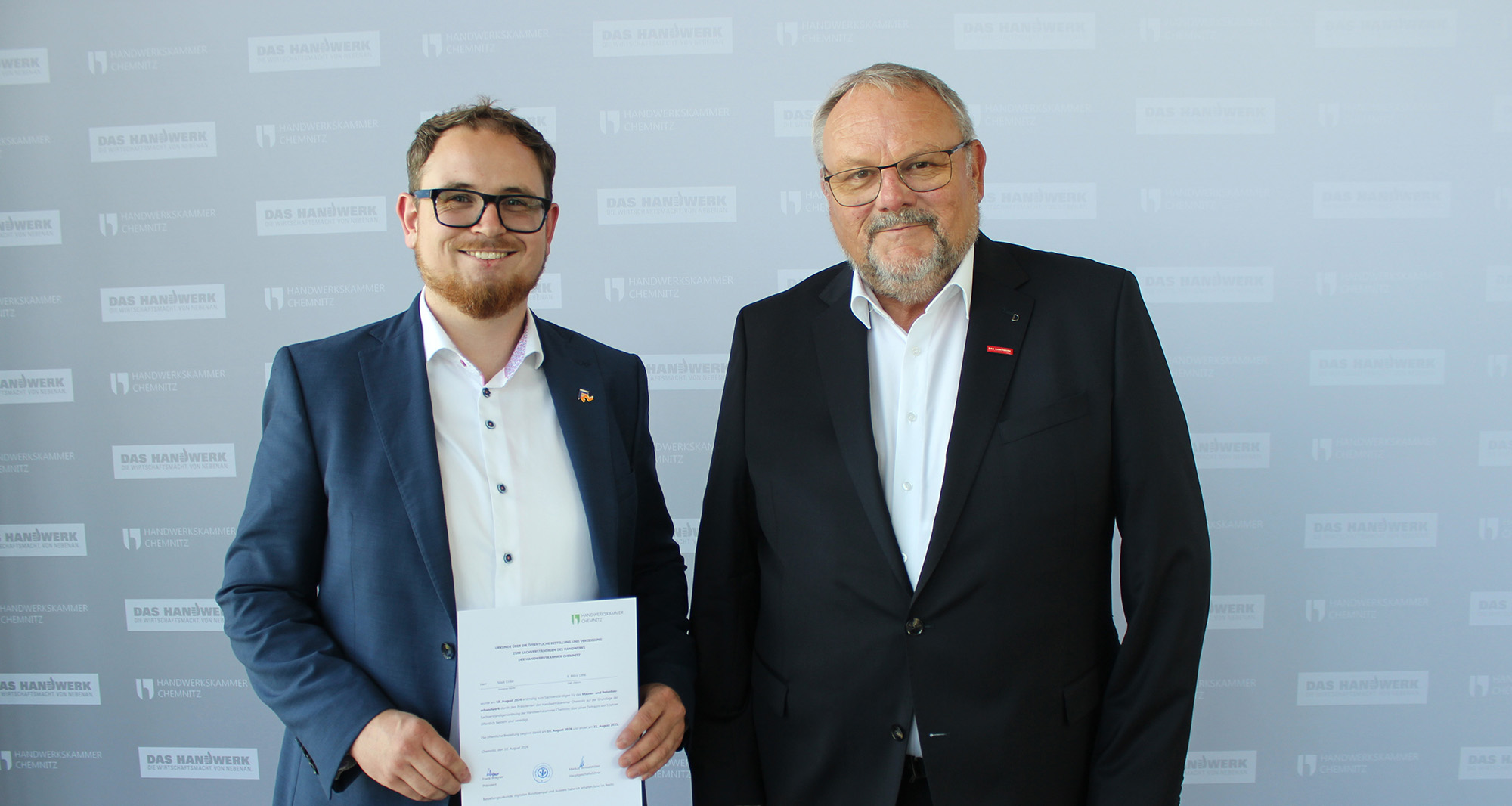 Neuer Sachverständiger und Präsident bei Urkundenübergabe