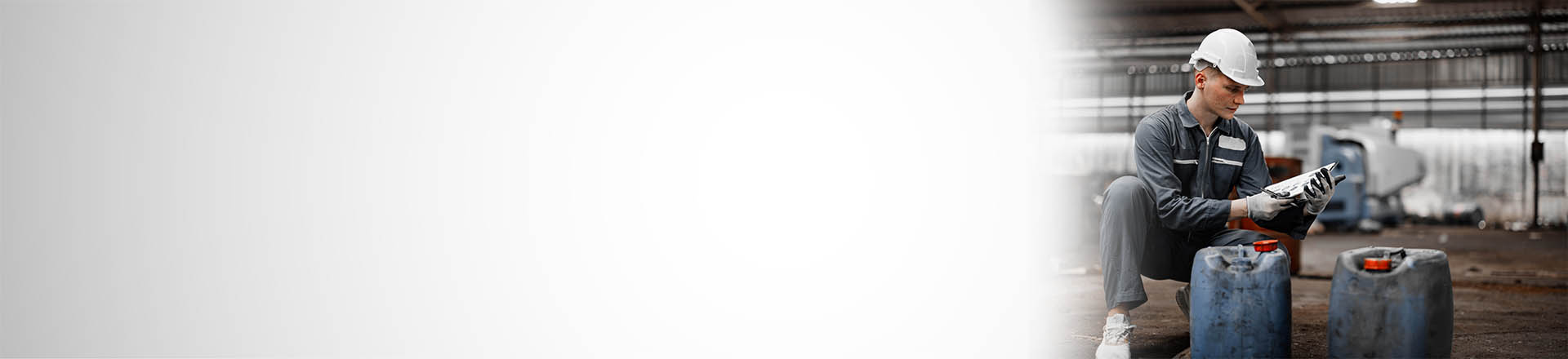 Mann in Halle prüft Lagerung von Chemiekalien