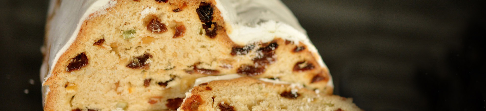 Christstollen vor schwarzem Hintergrund